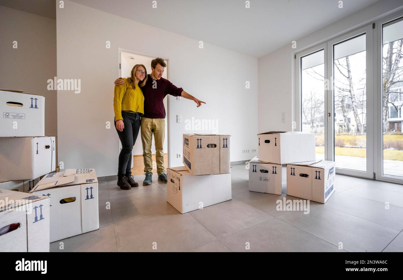 Un jeune couple se déplace dans un appartement vide, à plat, en Allemagne Banque D'Images