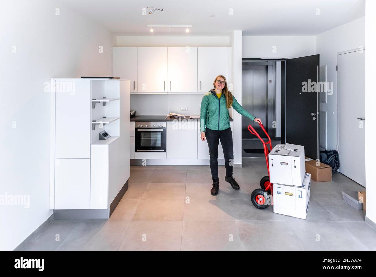 Une jeune femme se déplace dans un appartement vide, à plat, en Allemagne Banque D'Images