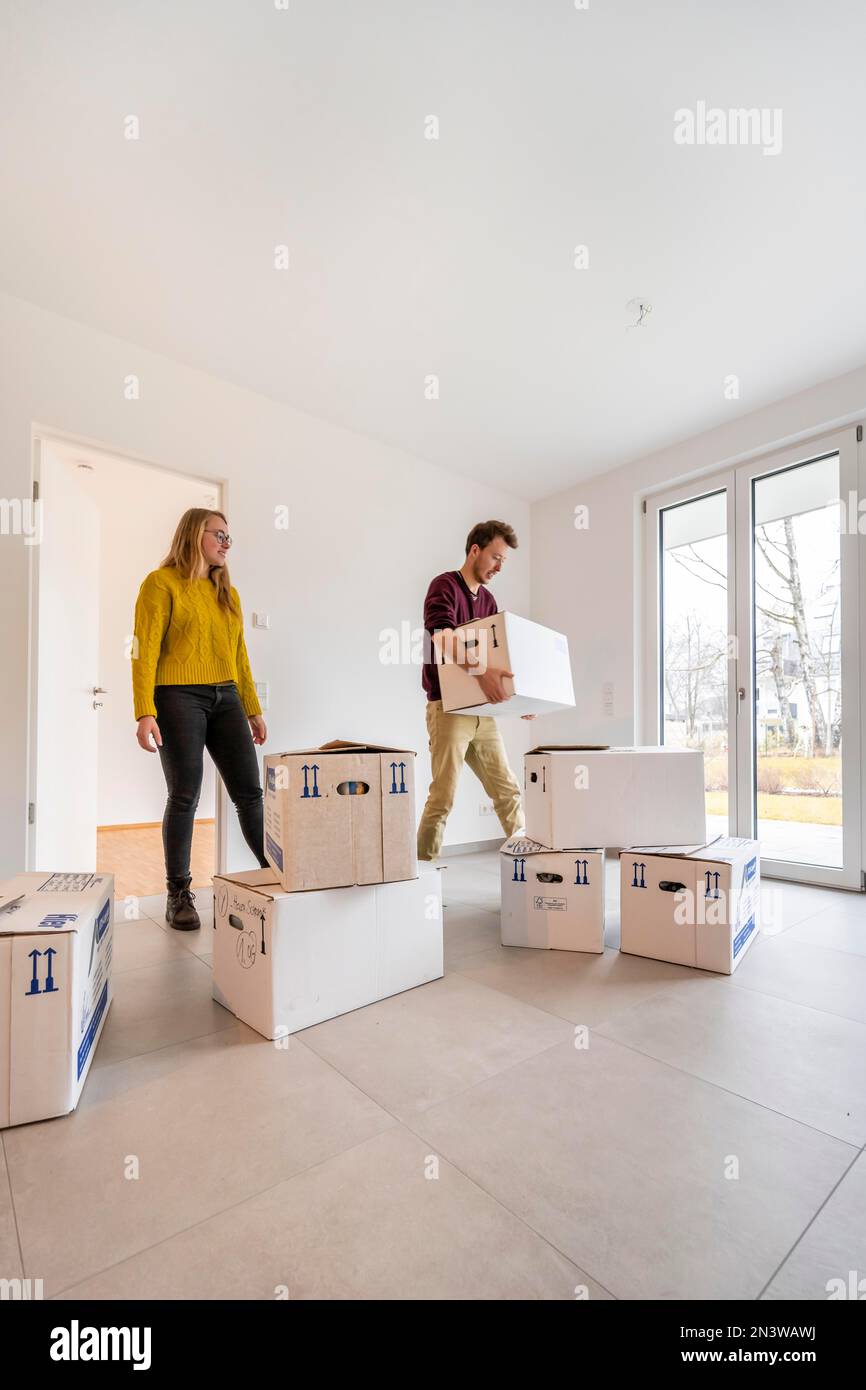 Un jeune couple se déplace dans un appartement vide, à plat, en Allemagne Banque D'Images