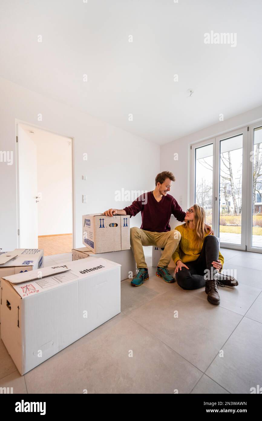 Un jeune couple se déplace dans un appartement vide, à plat, en Allemagne Banque D'Images