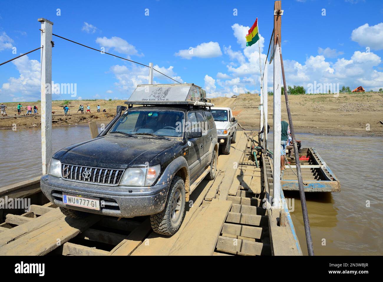 Véhicule tout-terrain, Land Cruiser sur un simple ferry à travers le Rio Mamore, près de Trinidad, département de Beni, Bolivie Banque D'Images