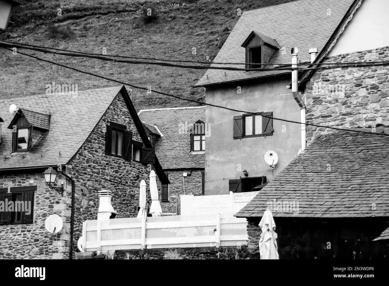 Un cliché noir et blanc des toits de maisons à queue dans une ville, frais pour le fond Banque D'Images