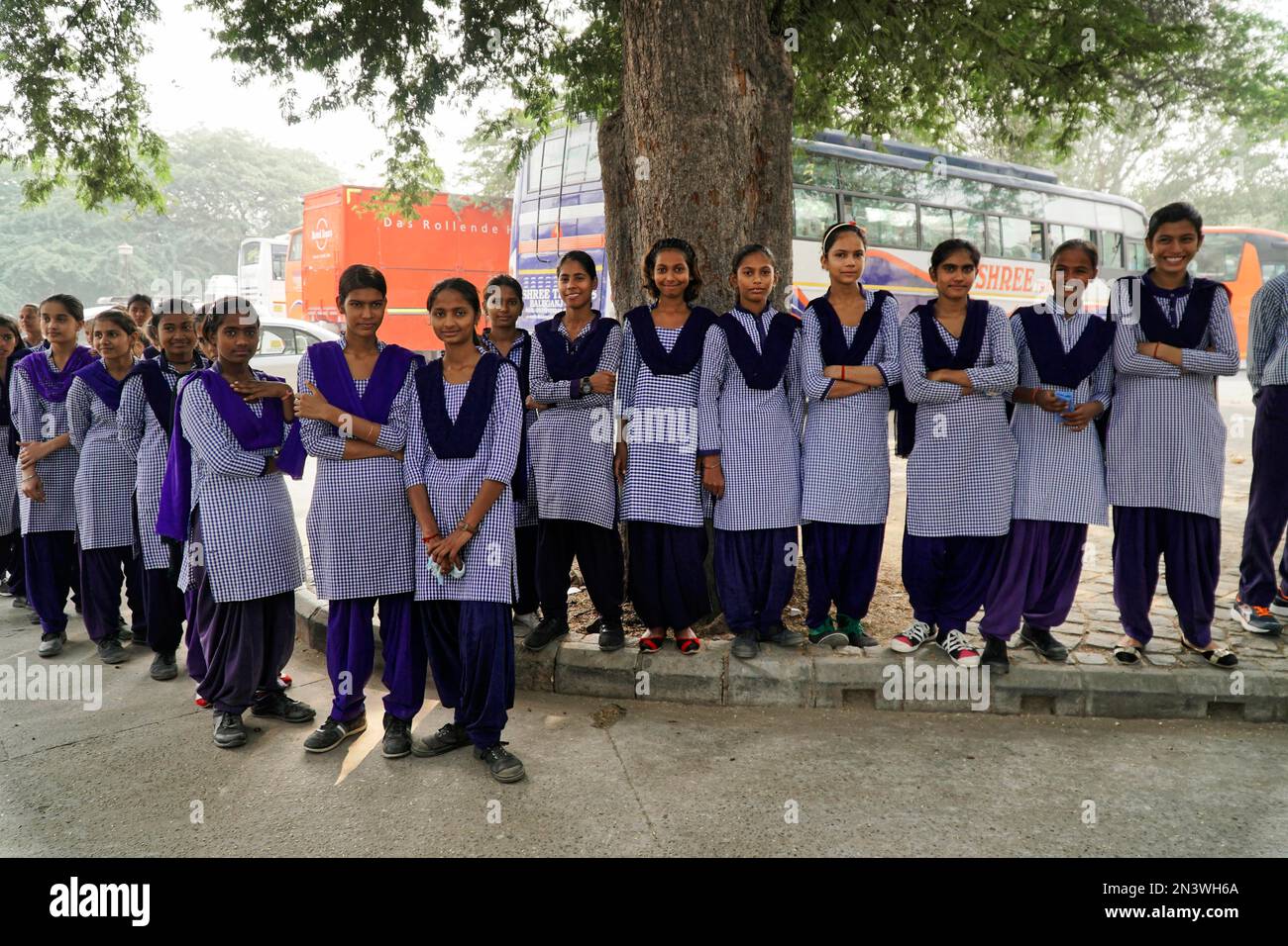 Cours d'école sur un voyage de terrain, près de Delhi, Rajasthan, Inde Banque D'Images
