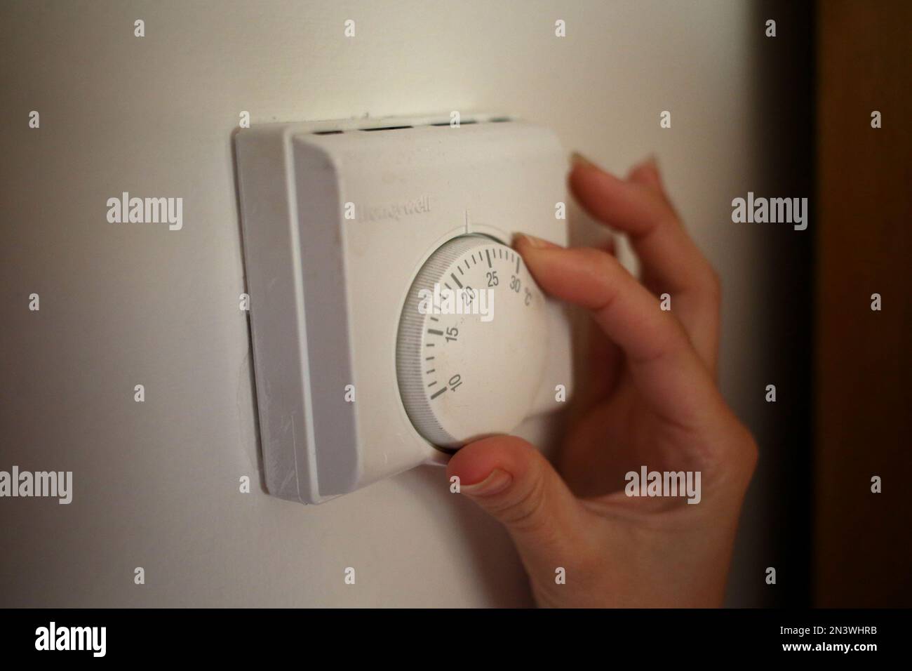 Photo de dossier datée du 19/09/13 d'une personne utilisant un thermostat de chauffage central, comme un cinquième des parents en Écosse nourrissent des membres de la famille avant eux-mêmes en raison de la crise du coût de la vie, a constaté la recherche. Banque D'Images