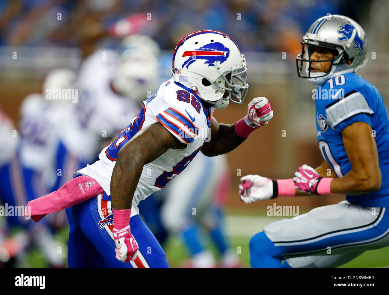 Buffalo Bills wide receiver Marquise Goodwin (88) runs down the field past Detroit Lions wide receiver Corey Fuller (10) during an NFL game at Ford Field in Detroit on Sunday, Oct. 5, 2014. (Jeff Haynes/AP Images for Panini) Banque D'Images