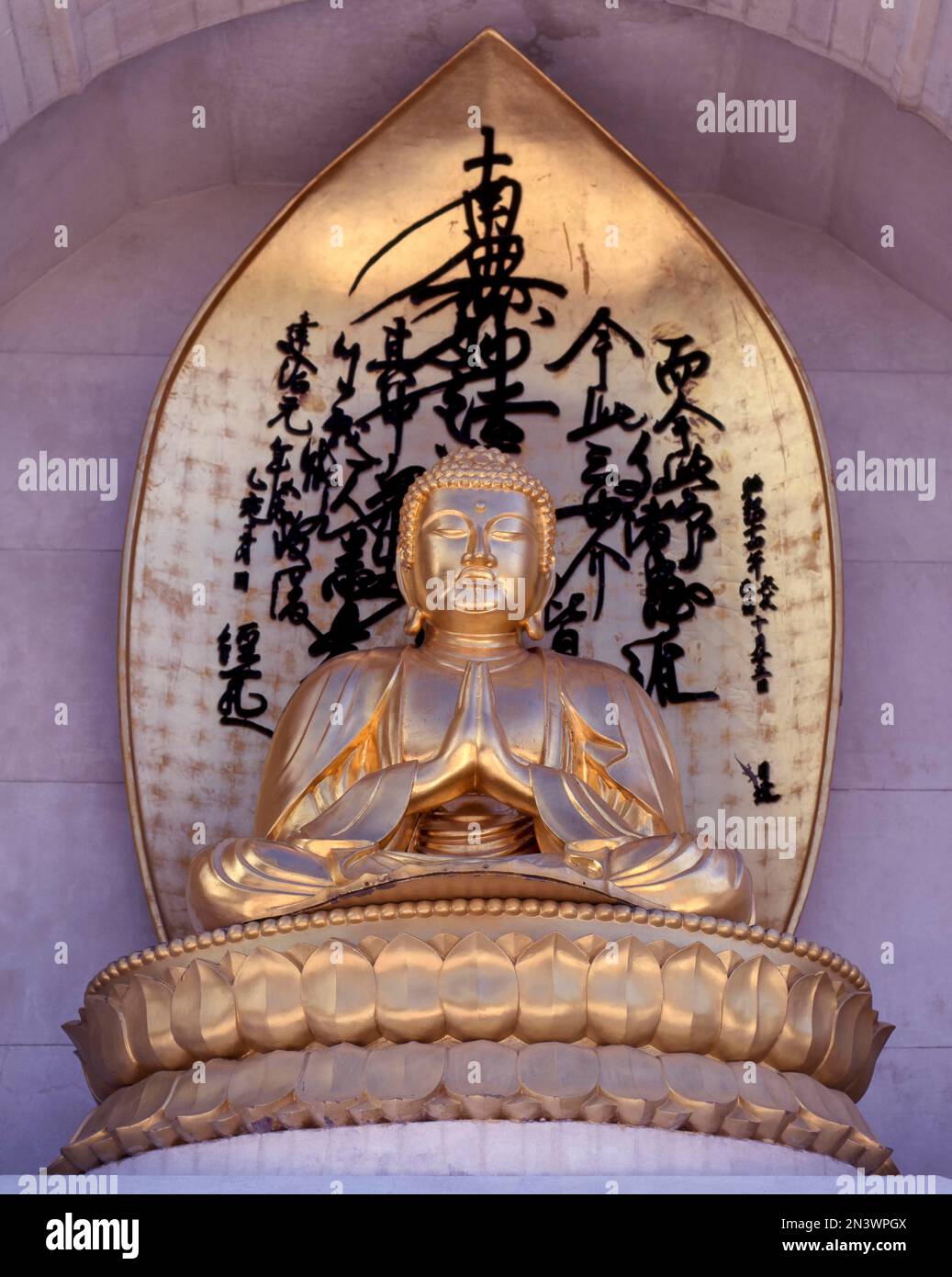 Statue dorée de Bouddha sur Vishwa Shanti Stupa à Rajgir, Bihar, Inde, Asie Banque D'Images