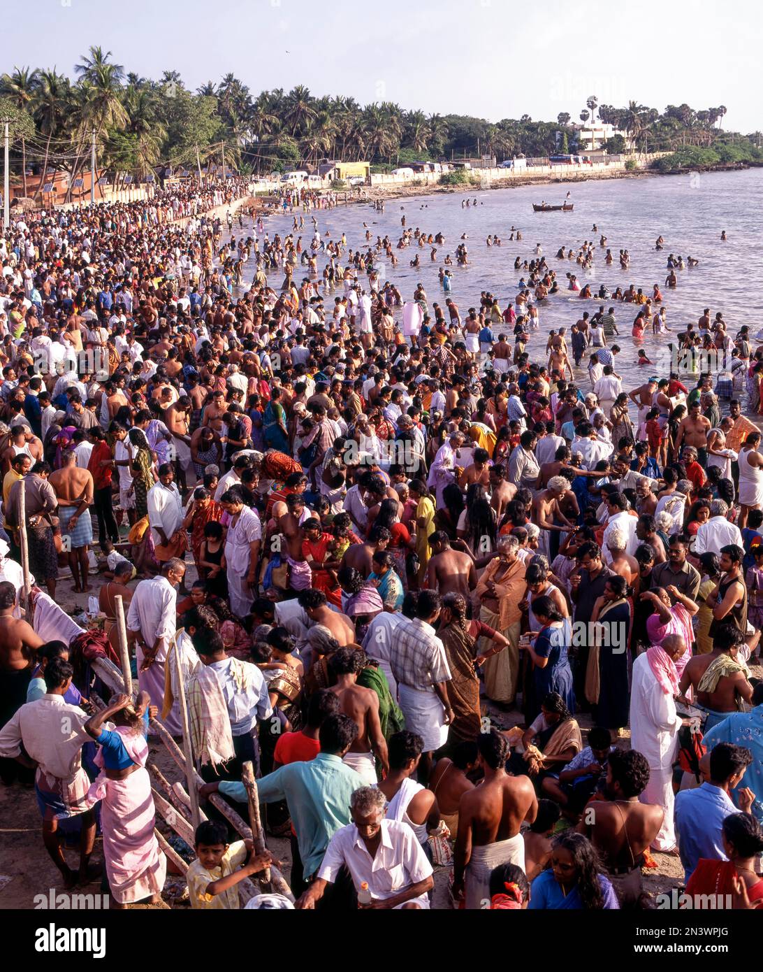 Le jour de la nouvelle lune, Aadi Amavasya jour lakhs de dévotés a fait le plongeon Saint à Agni Theertham dans la baie de Rameswaram du Bengal Tamil Nadu, Inde, Asie Banque D'Images