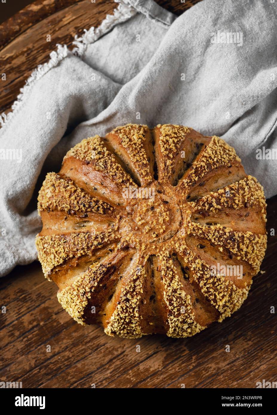 Pain de levain fait maison, pain de farine d'orge et de maïs sur une nappe de linge de maison. Banque D'Images