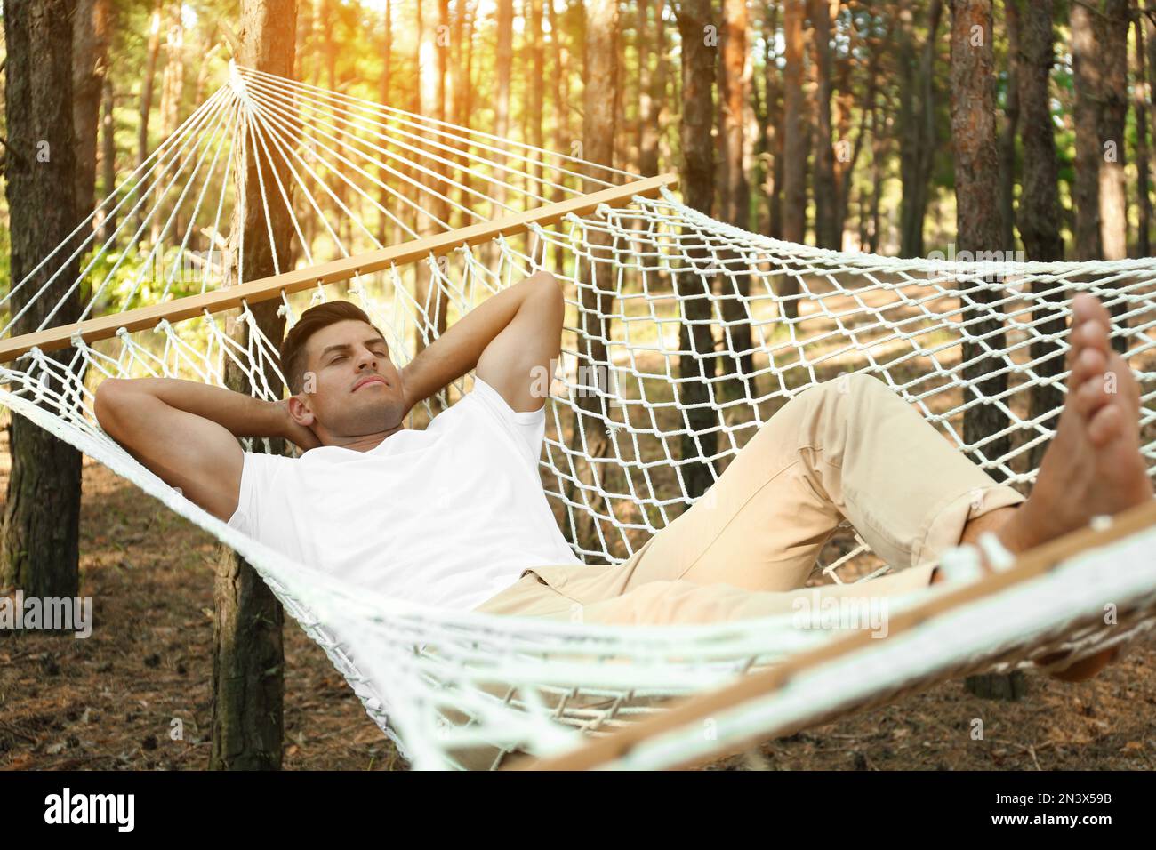 Beau homme se reposant dans un hamac à l'extérieur le jour de l'été Photo  Stock - Alamy