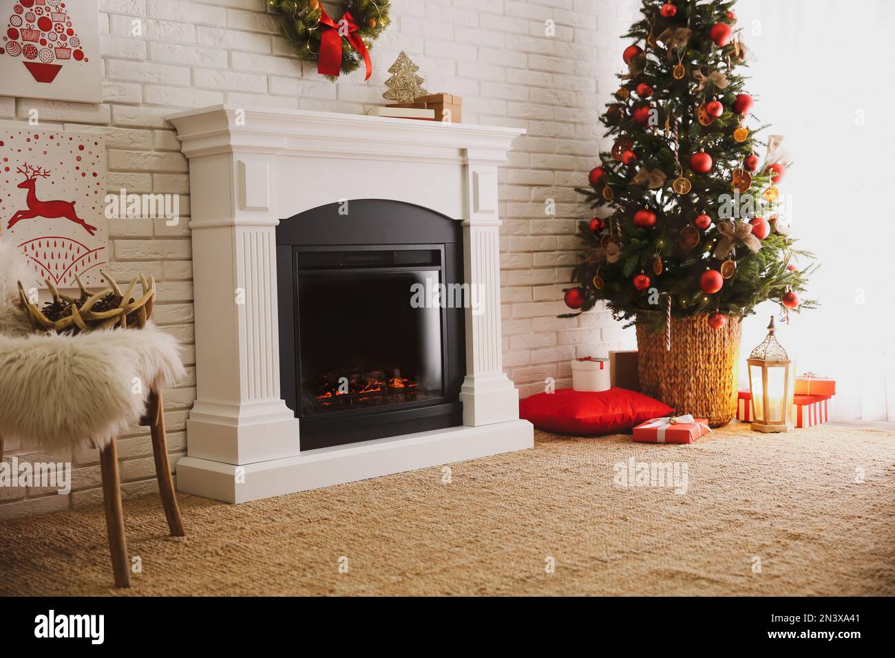 Magnifique intérieur de salon avec arbre de Noël décoré et cheminée moderne Banque D'Images