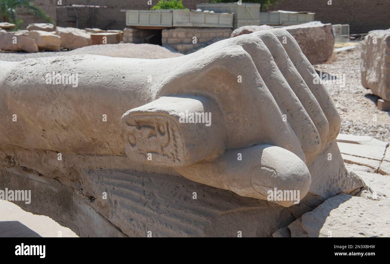 Grande statue cassée de la main Ramses II dans l'ancien temple égyptien de Karnak en cours de restauration Banque D'Images