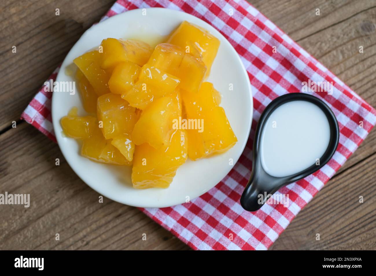 Nourriture de manioc sur la table, dessert doux fait de manioc bouilli, sucre et la noix de coco milik - cuisine thaïlandaise Banque D'Images