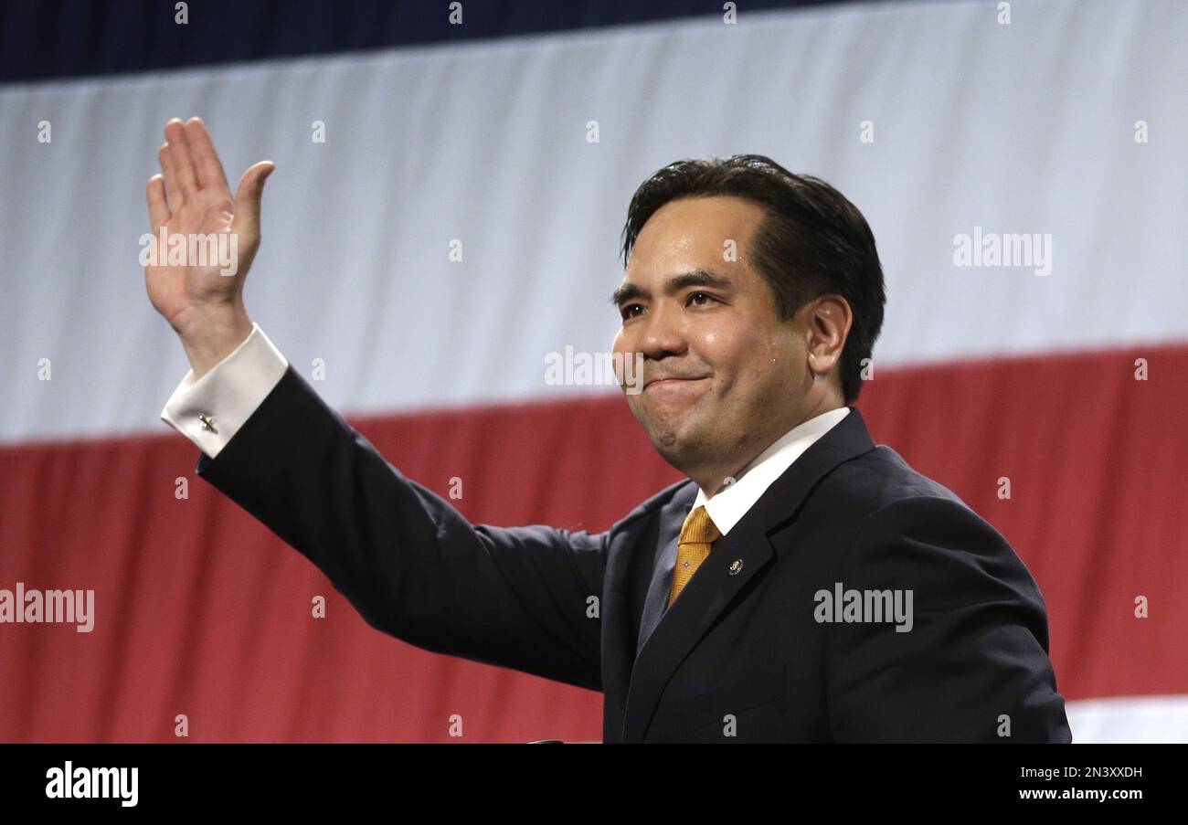 FILE - In this April 25, 2014, file photo, Utah's Attorney General Sean Reyes waves during a rally at the Western Republican Leadership Conference in Sandy, Utah. Reyes and Democrat Charles Stormont will meet in Provo on Wednesday, Oct. 1, 2014, for their first debate in November's special election for Utah attorney general. (AP Photo/Rick Bowmer, File) Banque D'Images