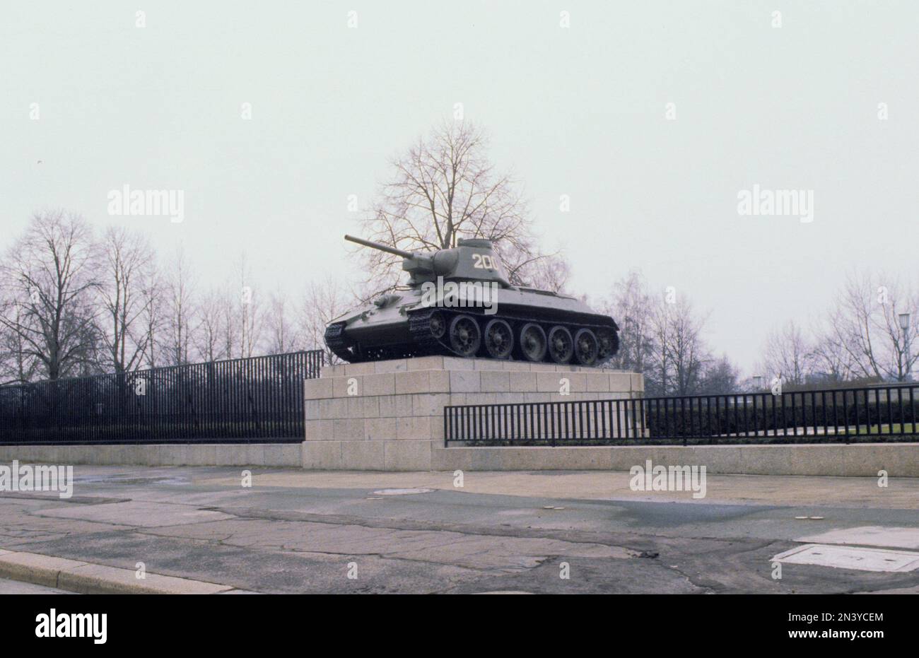 Berlin 1978. Un monument sur une base en pierre avec un réservoir sur elle. Banque D'Images
