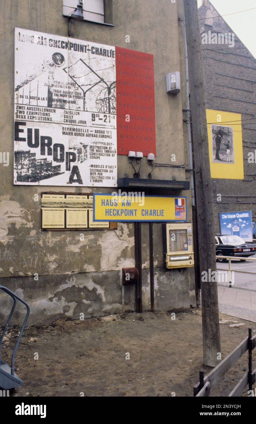 Le mur de Berlin. Une barrière en béton protégée qui a encerclé Berlin Ouest de 1961 à 1989, la séparant de Berlin est et de l'Allemagne de l'est. La construction du mur de Berlin a commencé en 1961. Berlin Ouest était une enclave politique qui comprenait la partie ouest de Berlin pendant les années de la guerre froide. Photo prise 1978 près du mur de Berlin avec un signe intéressant avec le texte: Futurologie, destruction du mur par la construction de l'Europe. Banque D'Images