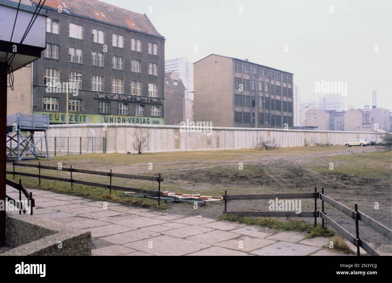 Le mur de Berlin. Une barrière en béton protégée qui a encerclé Berlin Ouest de 1961 à 1989, la séparant de Berlin est et de l'Allemagne de l'est. La construction du mur de Berlin a commencé en 1961. Berlin Ouest était une enclave politique qui comprenait la partie ouest de Berlin pendant les années de la guerre froide. Photo prise 1978 du mur de Berlin et de ses éléments de construction en béton. Banque D'Images