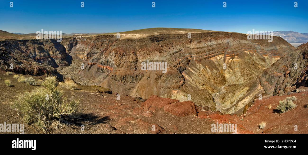 Vue panoramique sur Rainbow Canyon depuis le parc national de Death Valley, Californie, États-Unis Banque D'Images