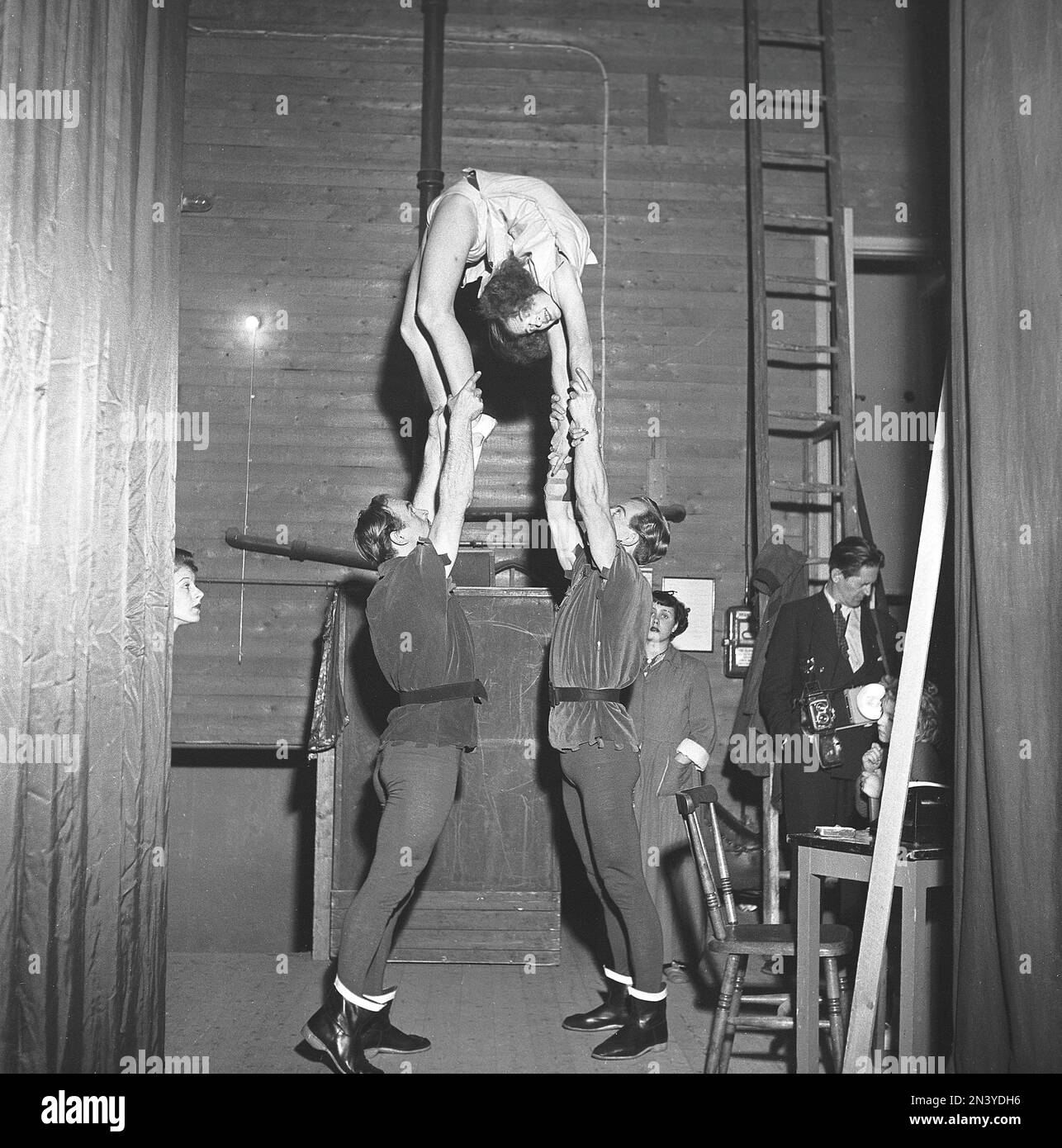 1950s spectacle acrobatique. Les trois acrobates pratiquent leur équilibre agissent derrière la scène avant la performance sur scène. Suède 1951 Kristoffersson réf. BE59-11 Banque D'Images