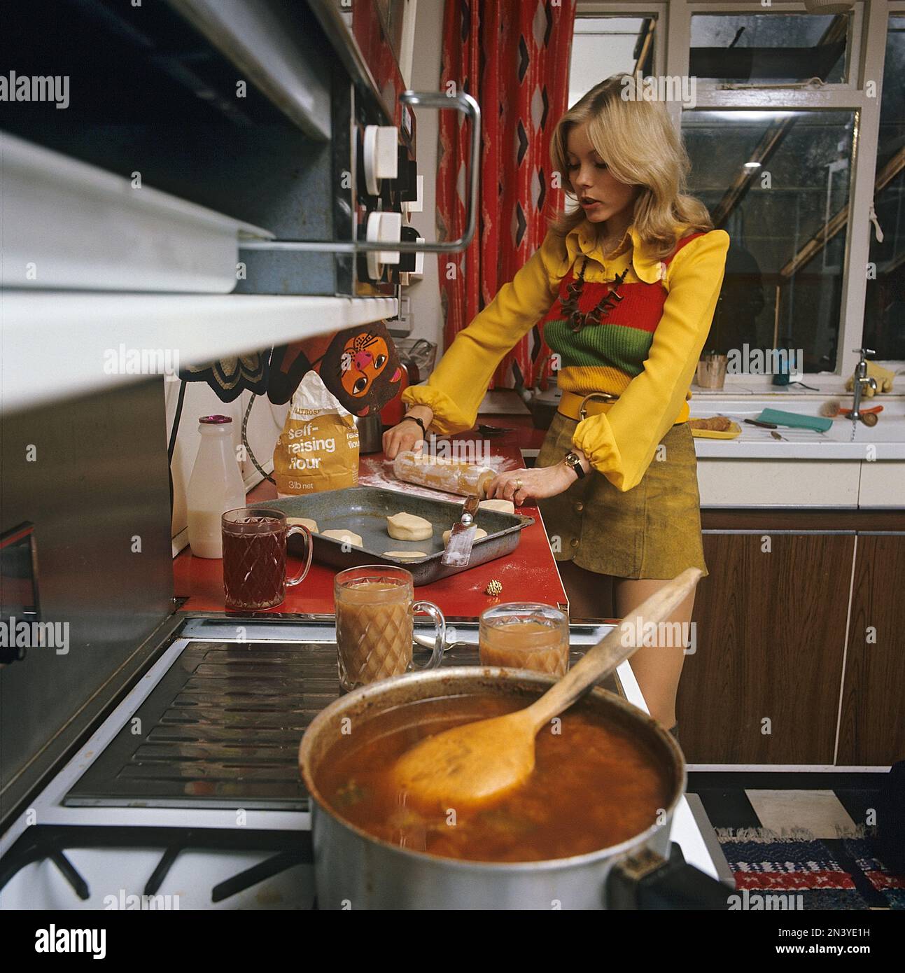 Dans la cuisine 1970s. Actrice, chanteuse Leena Skoog 1951-1998, photographiée dans son appartement de Londres 1972 lors de la cuisson et de la cuisine. Banque D'Images