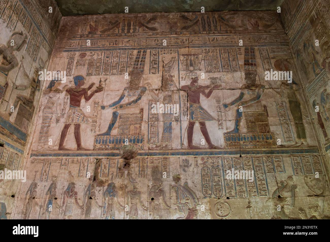 Tableaux de sculpture Hiéroglypique sur le mur de l'ancien temple égyptien d'Opet à Karnak Louxor en Égypte Banque D'Images