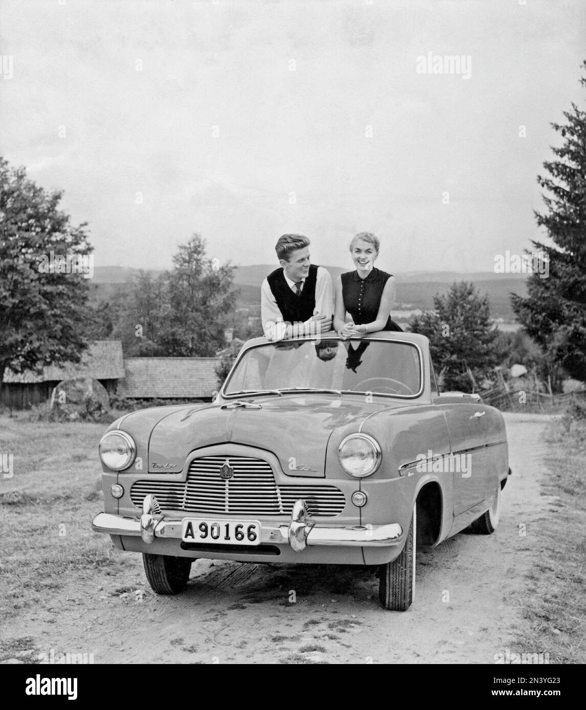Conduite dans le 1950s. Un couple est vu assis dans leur voiture, un Ford Zephy convertible. Suède 1955 Banque D'Images