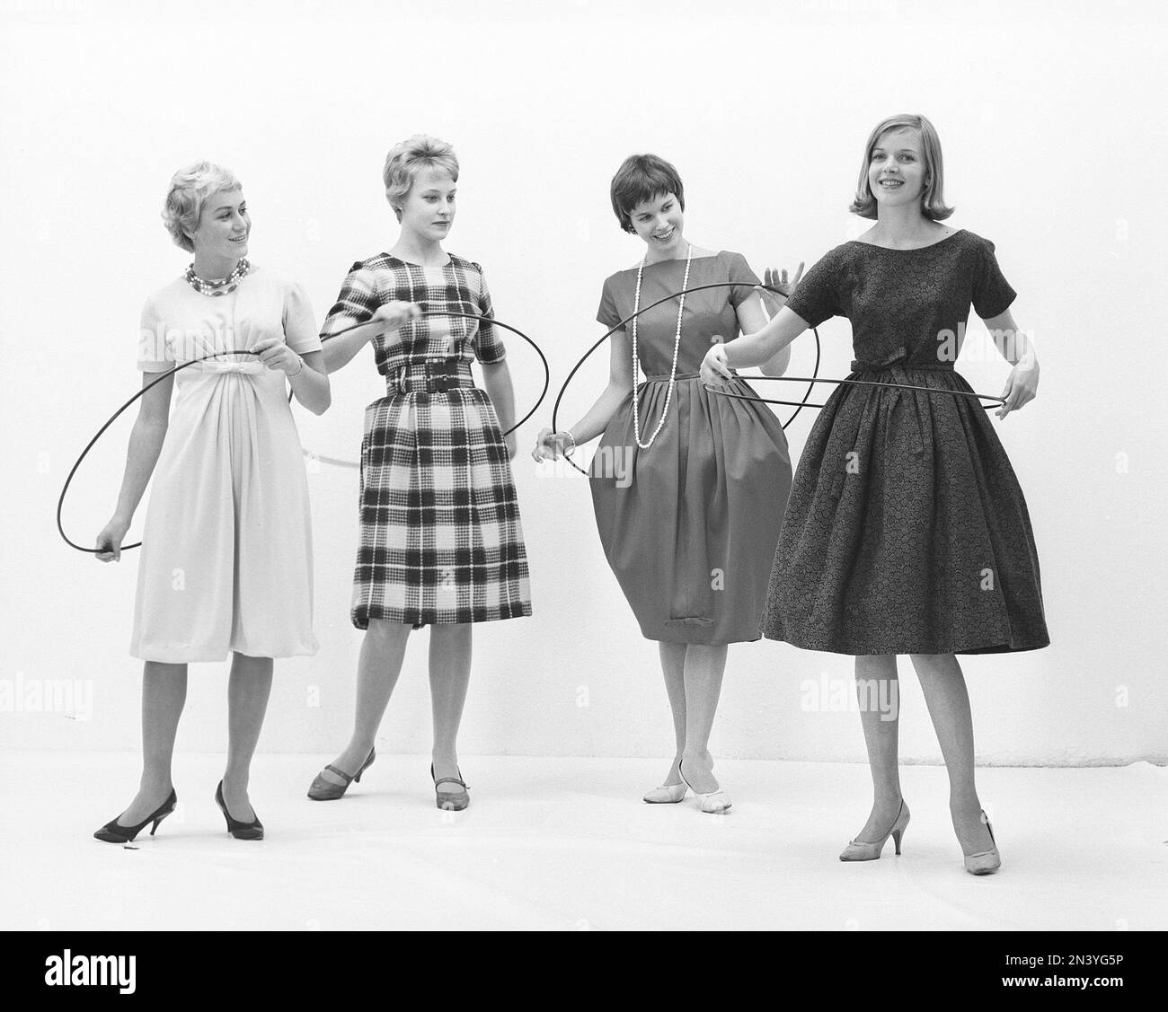 Dans le 1950s. Hula boucle pour femmes. Une folie qui a culminé en 1958 avec quelque 20 millions de bagues de hula vendues en moins de quatre mois aux États-Unis. Suède 1958 réf. BV18-1 Banque D'Images