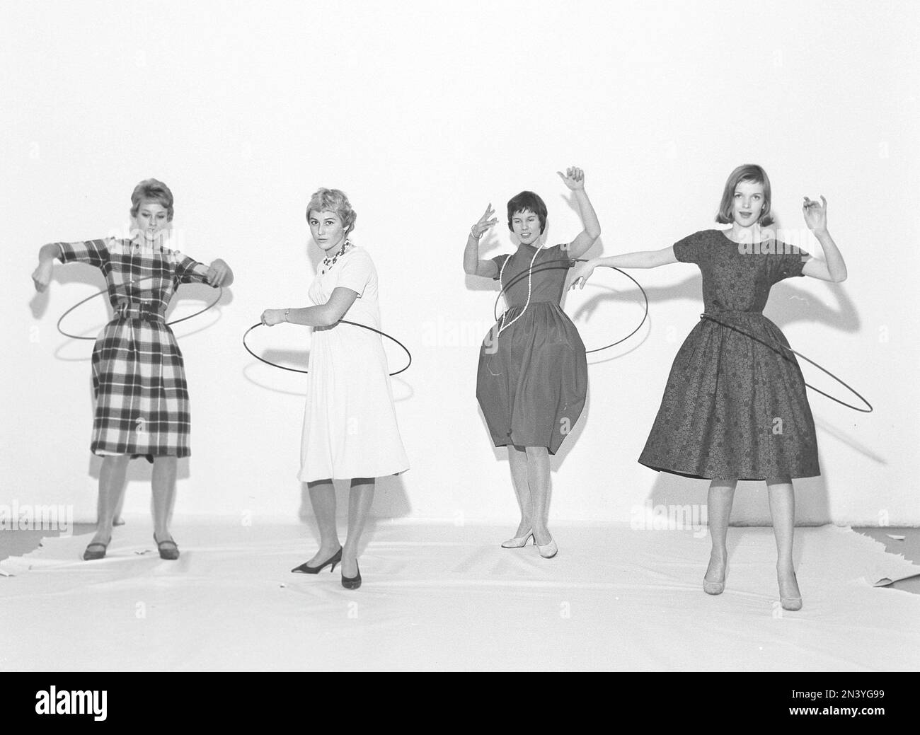 Dans le 1950s. Hula boucle pour femmes. Une folie qui a culminé en 1958 avec quelque 20 millions de bagues de hula vendues en moins de quatre mois aux États-Unis. Suède 1958 réf. BV18-4 Banque D'Images