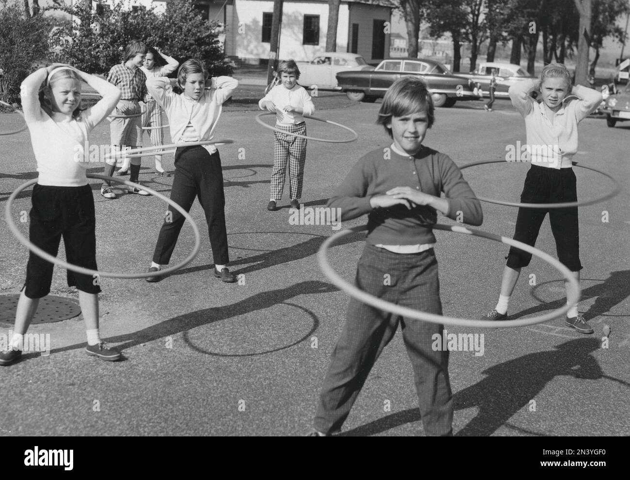 Dans le 1950s. Enfants Hula Hooping. Une folie qui a culminé en 1958 avec quelque 20 millions de bagues de hula vendues en moins de quatre mois aux États-Unis. Suède 1958 Banque D'Images