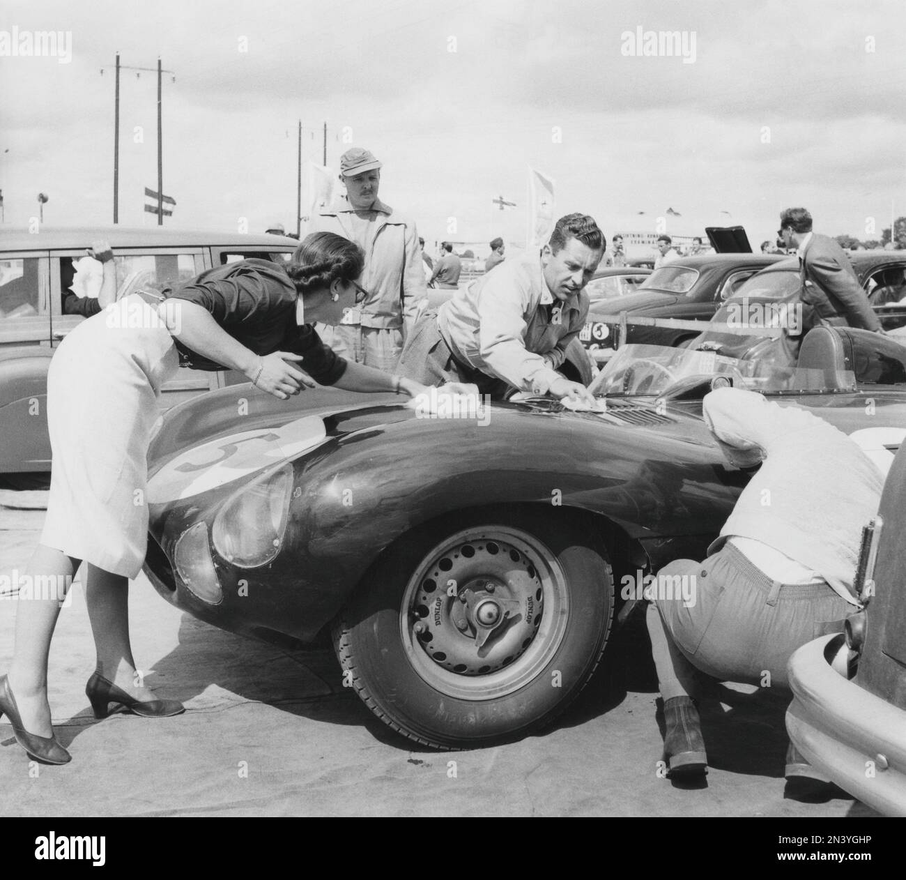 Voiture de course du 1950s. L'équipe fait le polissage final de la voiture pour qu'elle brille et semble bien. C'est le premier Grand Prix qui se déroule sur le circuit de Råbelöv à Kristianstad le 7 août 1955. Banque D'Images