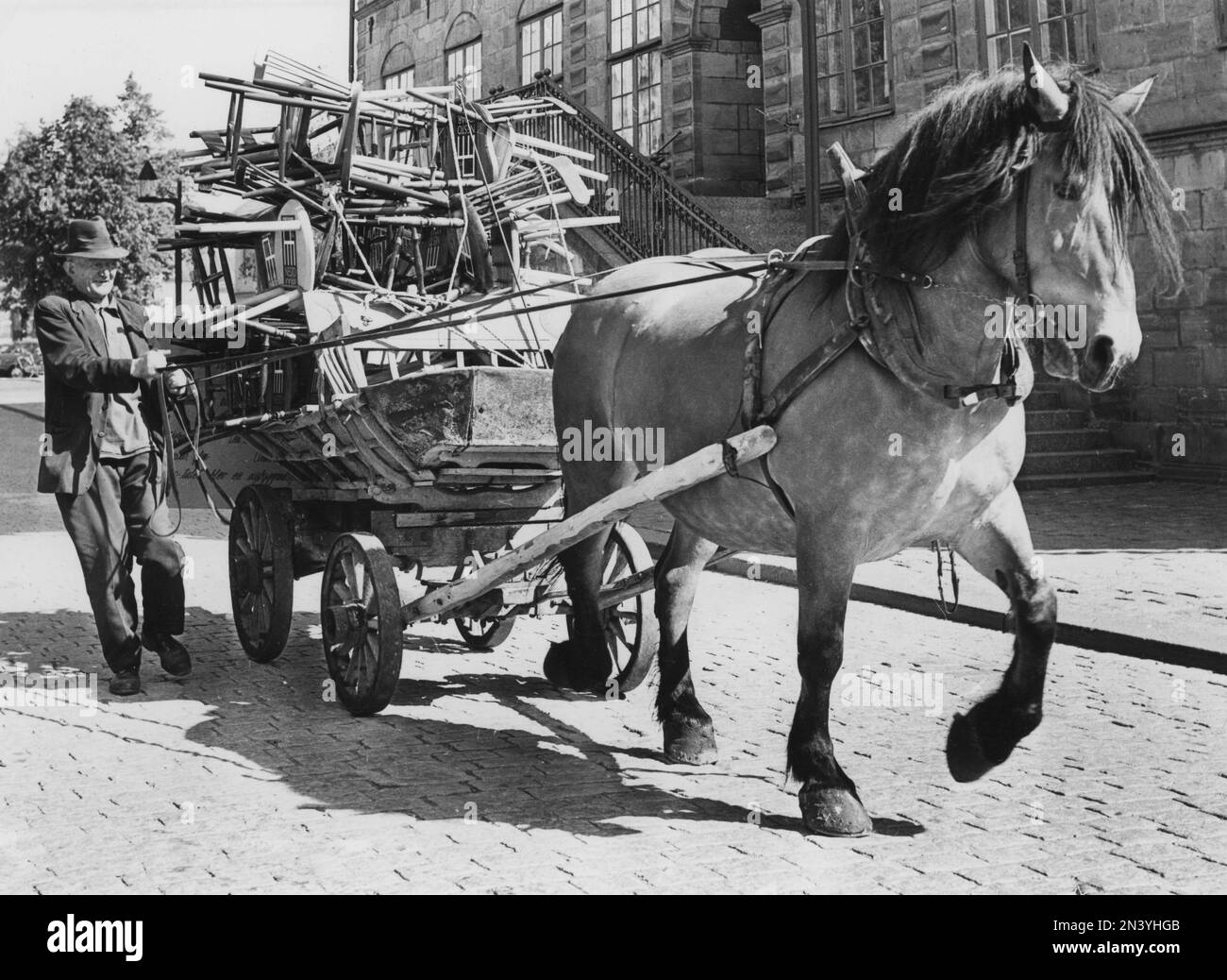 Cheval et calèche. Un homme avec son cheval et sa calèche dans une rue de Jönköping en Suède. Le chariot est un meuble de broche plein transporté. Suède 1970 Banque D'Images