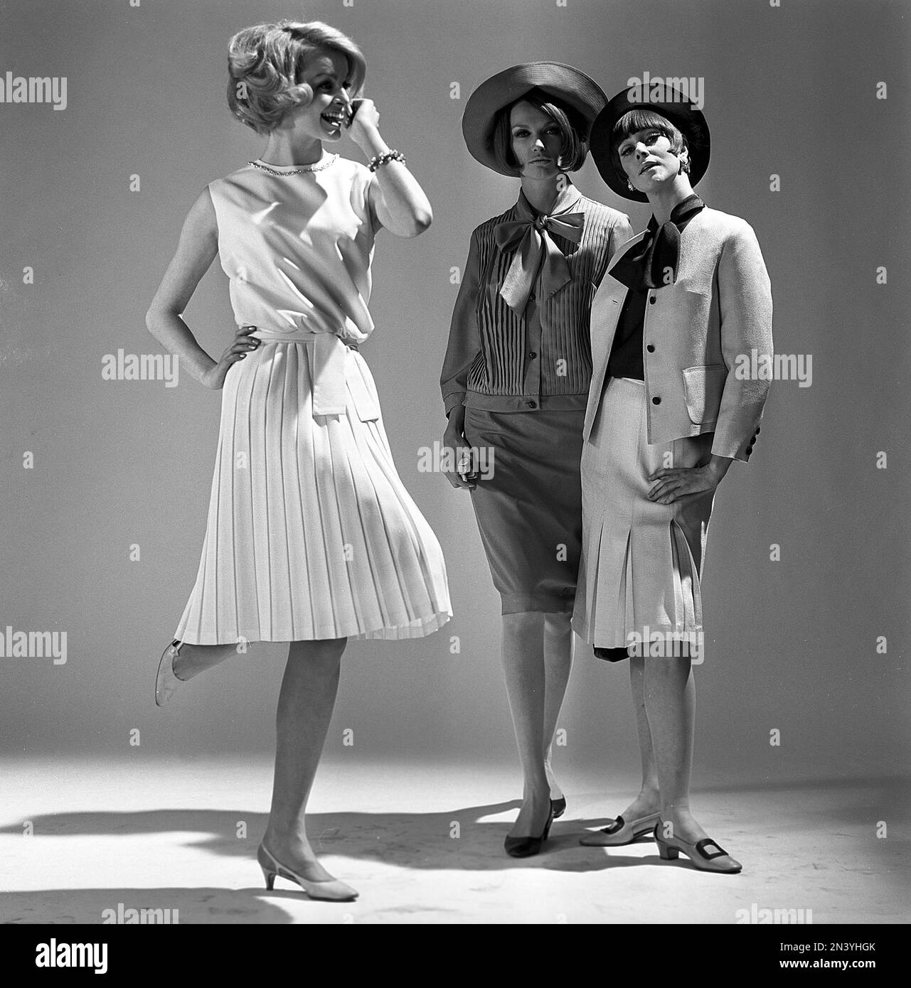 Dans le 1960s. Trois modèles de mode dans un studio portant la mode de l'été 1965. Une robe blanche inspirée de Marilyn Monroe se distingue. Suède 1965 Banque D'Images