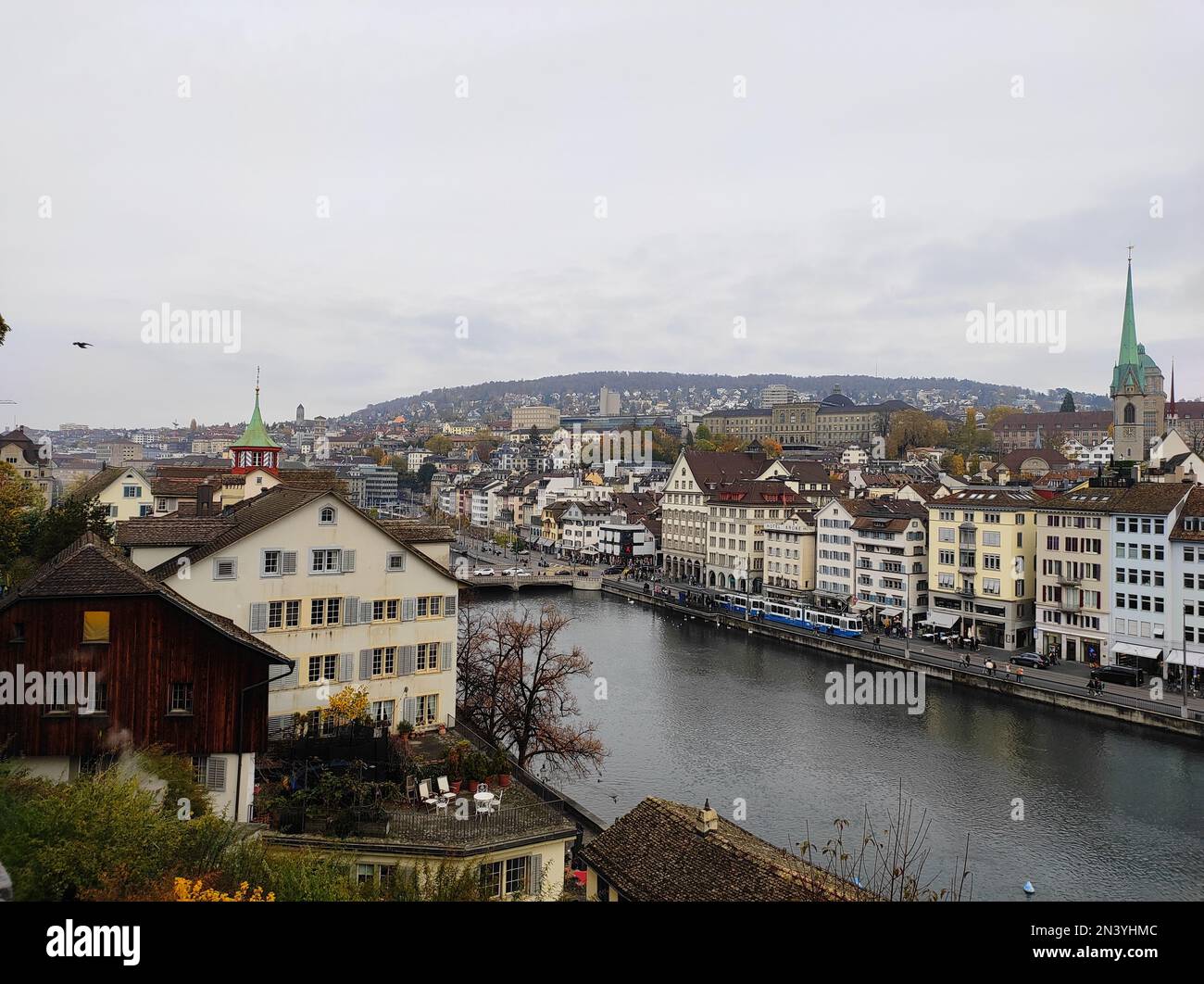 Vue sur les buttes de Lindenhof et les maisons le long de la rivière Banque D'Images