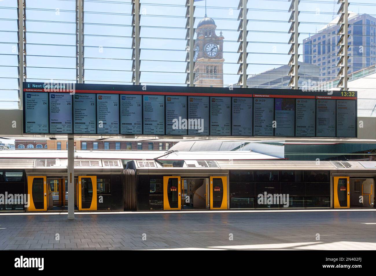 Un train sous un horaire à la gare centrale de Sydney pendant la journée Banque D'Images