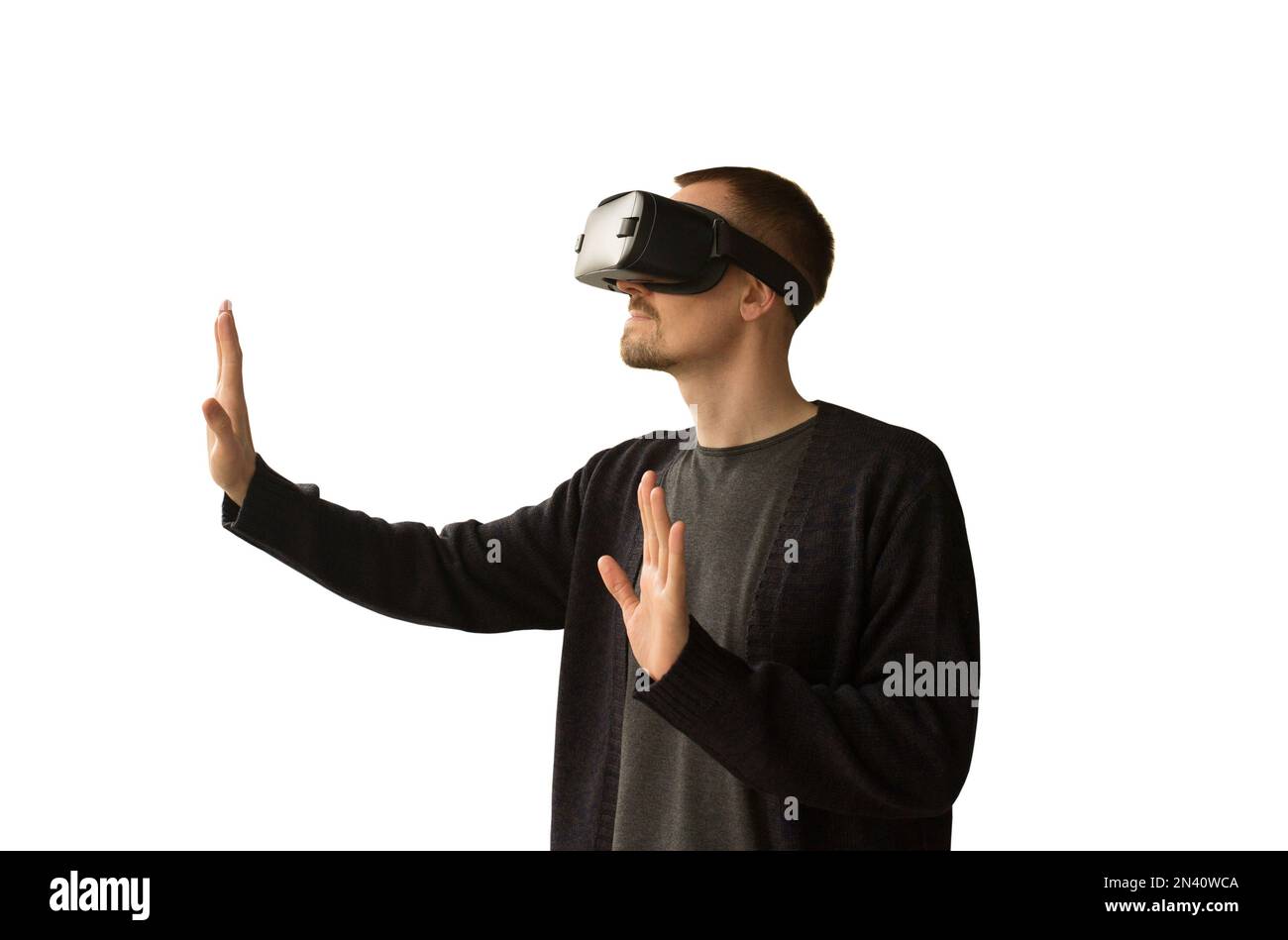 Homme en réalité virtuelle lunettes isolées sur fond blanc. Le concept des technologies futures Banque D'Images