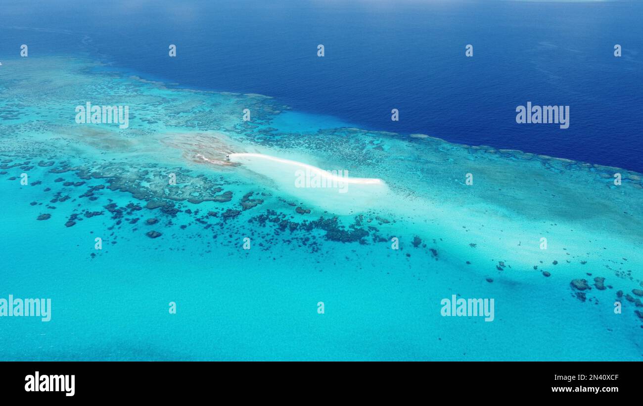 Petite cay de sable avec une station météorologique éloignée sur entouré par le récif de fringing dans la mer de corail au large de l'Australie Banque D'Images