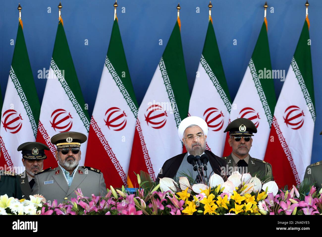 Iran's President Hassan Rouhani, second right, gives a speech while Chief of the General Staff of Iran's Armed Forces, Hasan Firouzabadi, second left, listens during an annual military parade marking the 34th anniversary of outset of the 1980-88 Iran-Iraq war, in front of the mausoleum of the late revolutionary founder Ayatollah Khomeini just outside Tehran, Iran, Monday, Sept. 22, 2014. (AP Photo/Ebrahim Noroozi) Banque D'Images