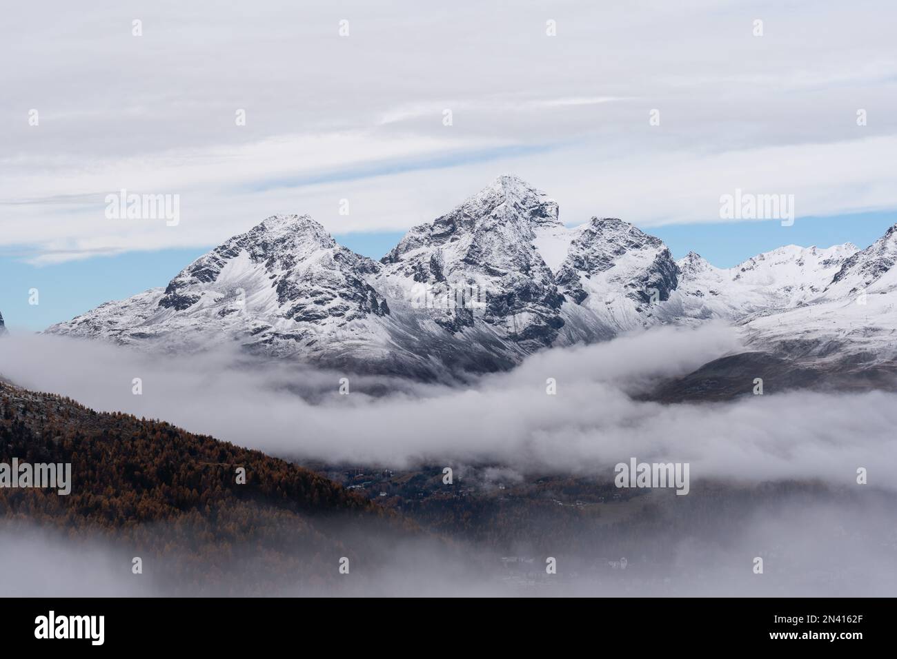 Une vue aérienne de la montagne enneigée Banque D'Images