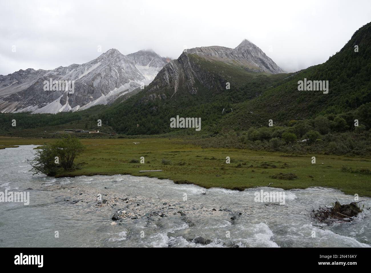 Les montagnes couvertes de nuages dans le parc national de Daocheng Yading, Sichuan, Chine. Banque D'Images
