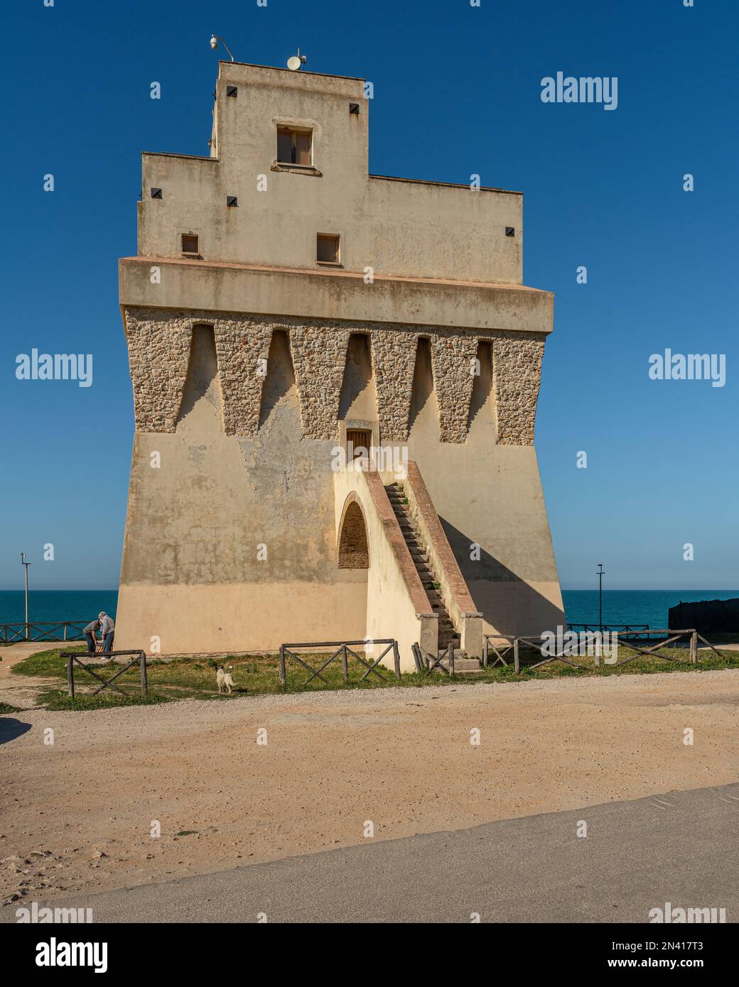 Torre Mileto est la tour d'observation d'origine aragonaise. Près de la tour se trouve la station balnéaire de San Niandro Garganico. Province de Foggia, Puglia Banque D'Images