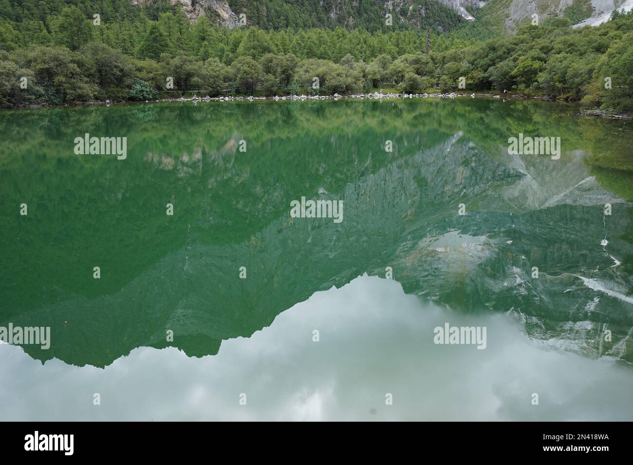 Un lac dans le parc national de Daocheng Yading, Sichuan, Chine. Banque D'Images
