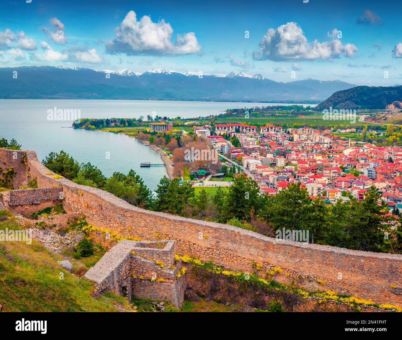 Adorable vue sur la ville d'Ohrid depuis le mur de la forteresse de Samuel. Scène matinale spectaculaire du lac Ohrid, Macédoine du Nord, Europe. Con. De déplacement Banque D'Images
