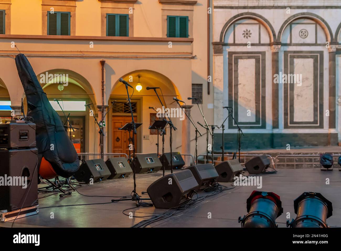 Une scène est mise en place pour accueillir un concert de musique en plein air, sur la place centrale d'Empoli, Florence, Italie Banque D'Images