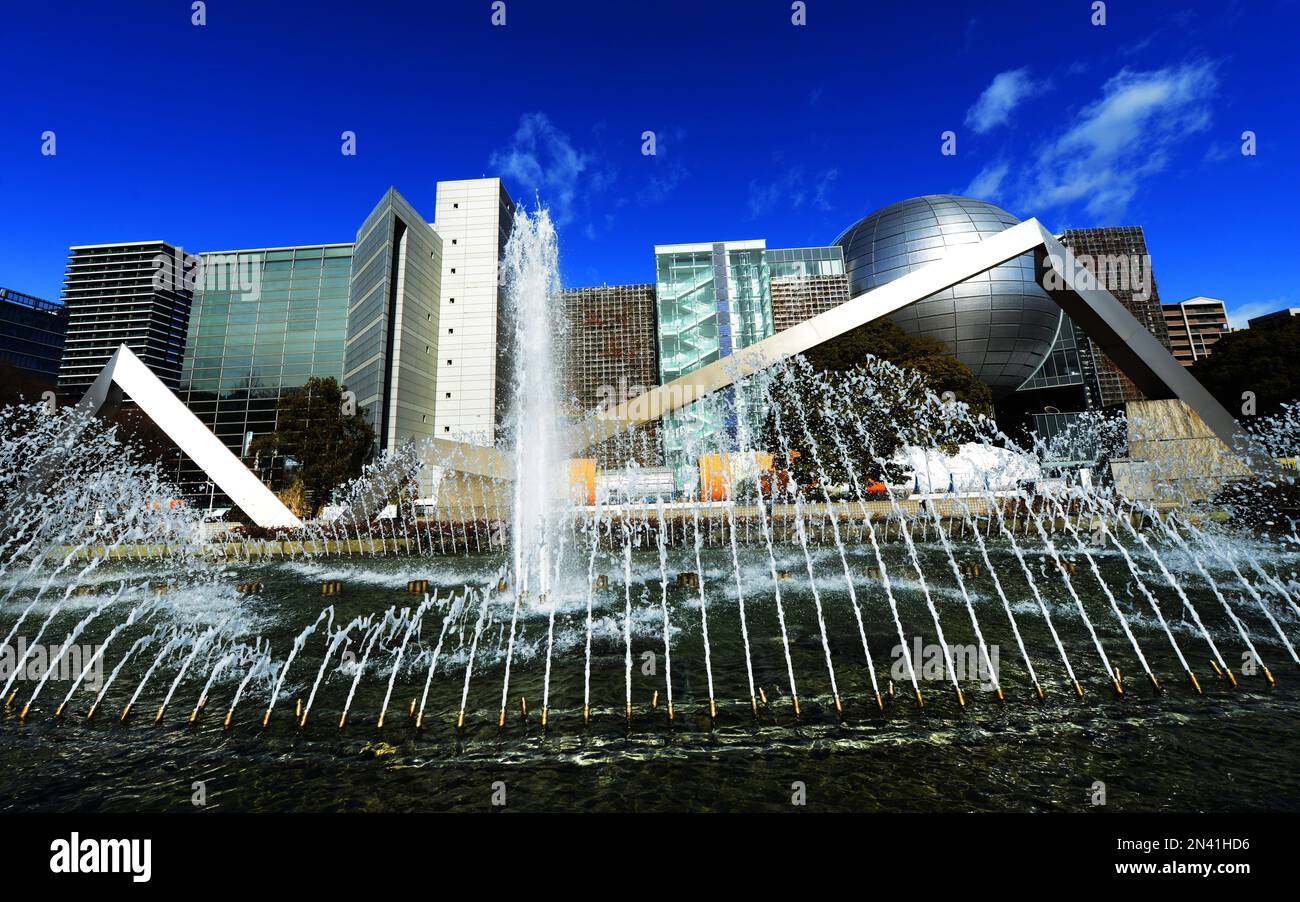 Le musée des sciences de la ville de Nagoya vu depuis le parc Shirakawa à Sakae, Nagoya, Japon. Banque D'Images