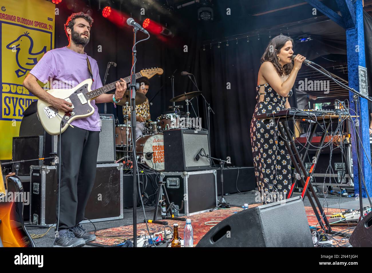 Die Rockband Postcards aus Beirut, Libanon live beim Orange Blossom Special Festival, Beverungen, Deutschland | The rock band Postcards from Beirut Banque D'Images