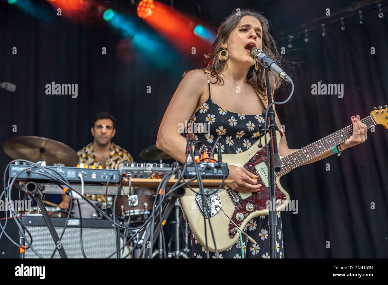 Die Rockband Postcards aus Beirut, Libanon live beim Orange Blossom Special Festival, Beverungen, Deutschland | The rock band Postcards from Beirut Banque D'Images