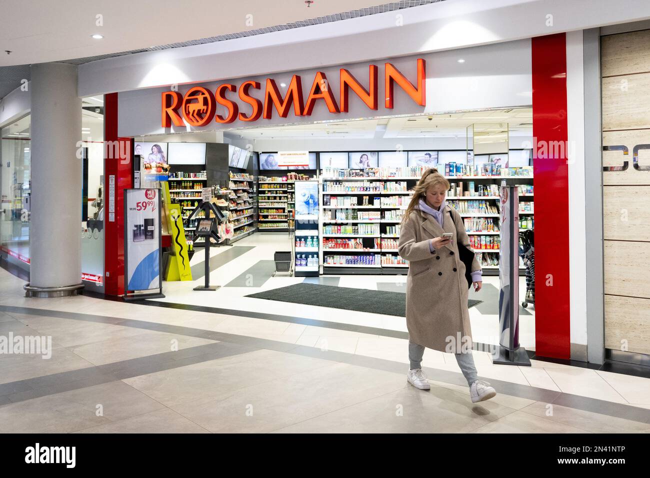 Une femme marche à l'entrée du magasin Rossmann à l'intérieur d'un centre commercial à Gdansk. (Photo de Mateusz Slodkowski / SOPA Images / Sipa USA) Banque D'Images