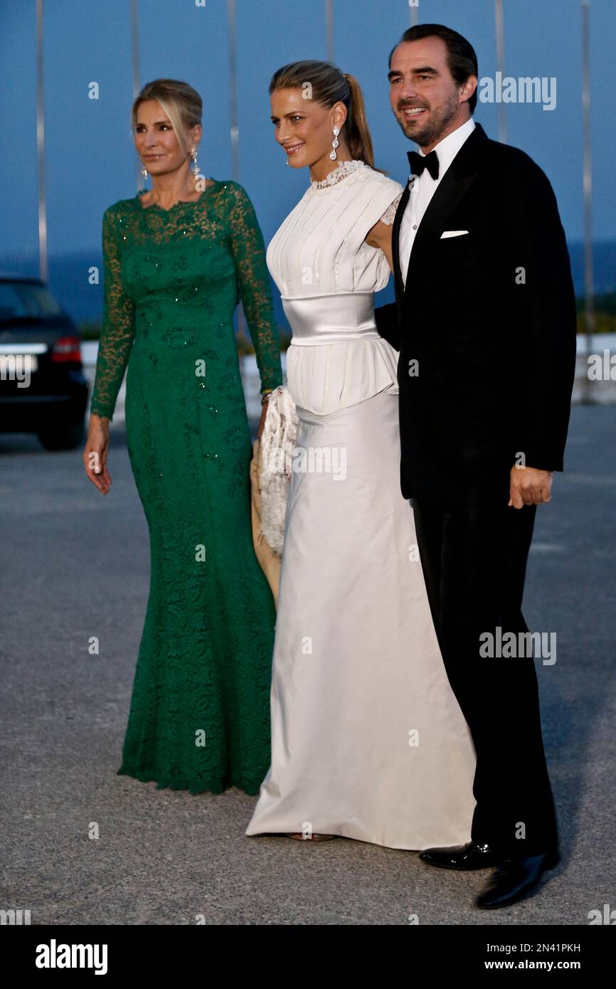 Prince Nikolaos of Greece and Denmark right, his wife Princess Tatiana of Greece, center and her mother Marie Blanche Bierlein arrive at the Yacht Club of Greece in Piraeus, near Athens, on Thursday, Sept. 18, 2014. Former King Constantine II of Greece and former Queen Anne-Marie of Greece celebrate Thursday their Golden wedding anniversary with royals from all over Europe. (AP Photo/Petros Giannakouris) Banque D'Images