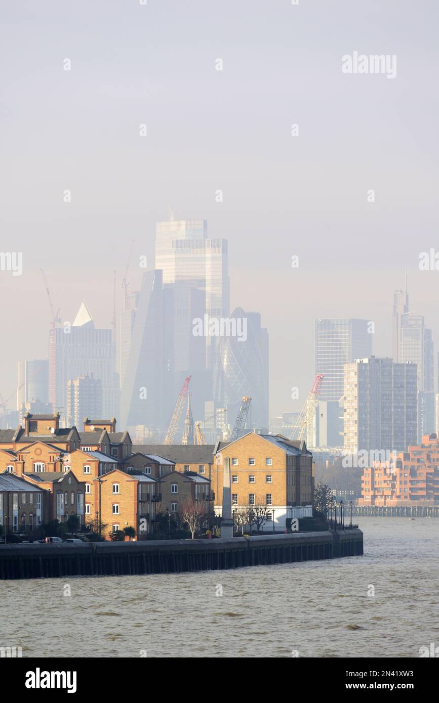 Le quartier financier de Misty City Square Mile et la Tamise depuis l'est de Londres, au Royaume-Uni Banque D'Images