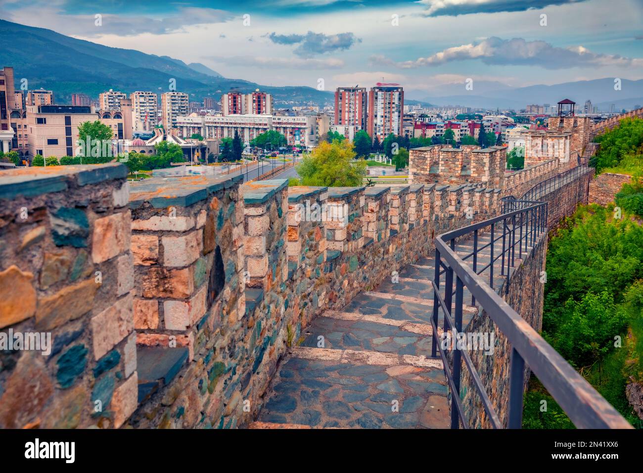 Paysage urbain de printemps attrayant de Skopje - capitale de la Macédoine du Nord, Europe. Mur de pierre de la forteresse de Skopje - vestiges d'une colline de 6th-siècle en pierre FO Banque D'Images
