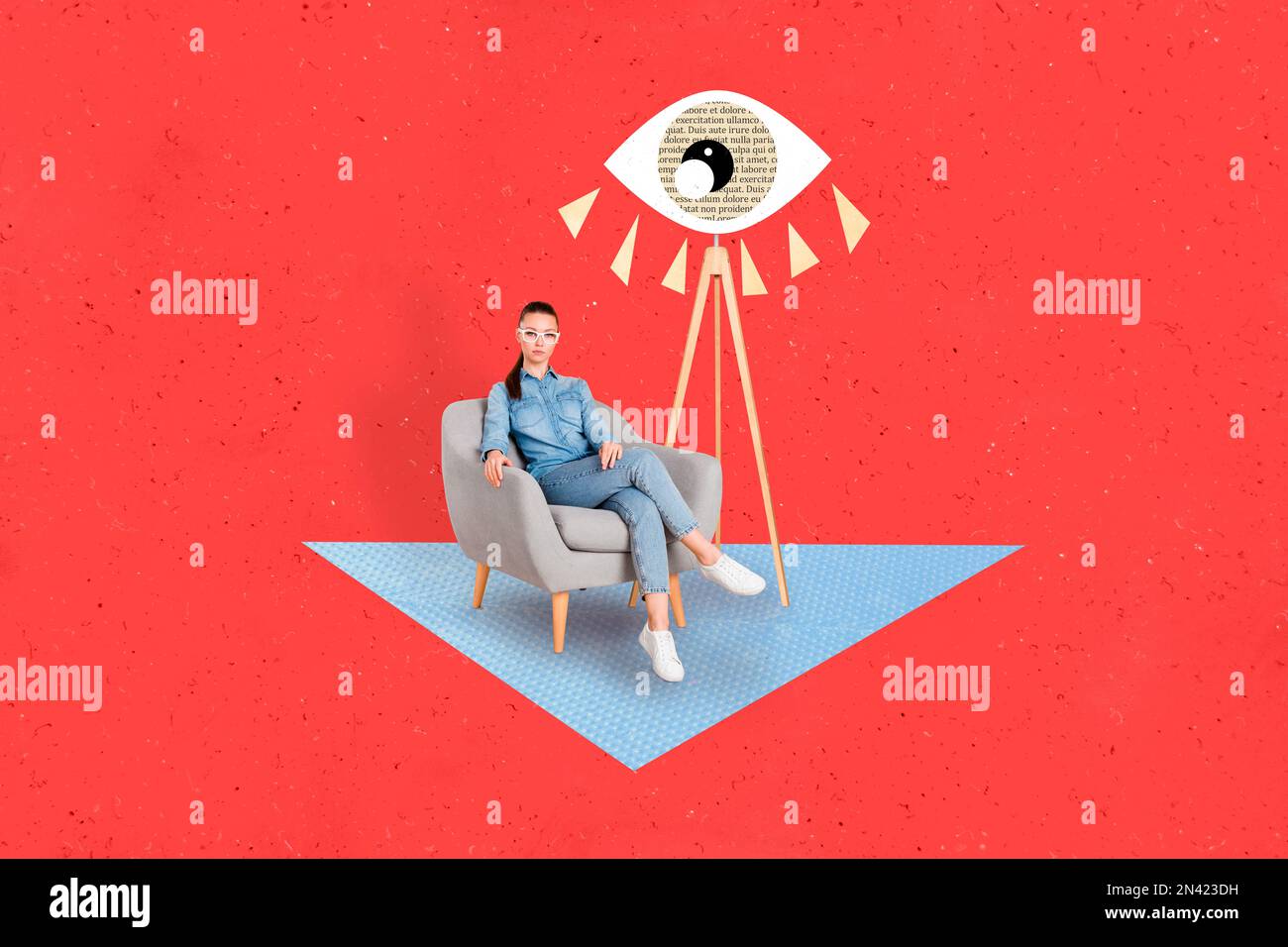 Collage composite photo d'une femme d'affaires confiante assise confortable à l'intérieur fauteuil d'espionnage décor lampe montre oculaire isolée sur fond rouge Banque D'Images